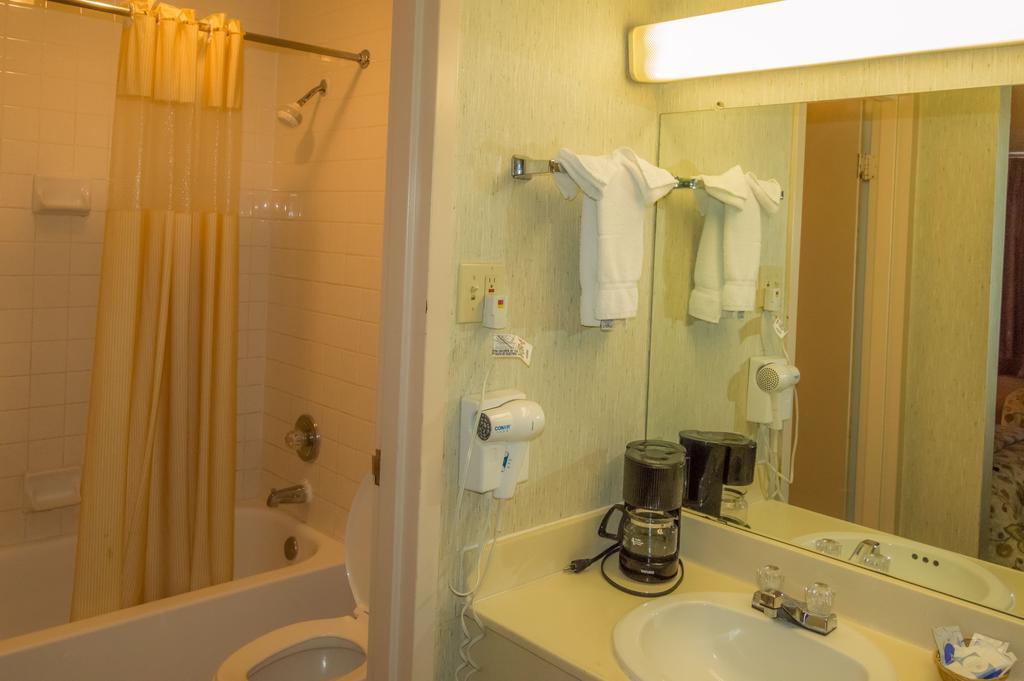 Executive Inn Hotel And Conference Center Lawton Room photo